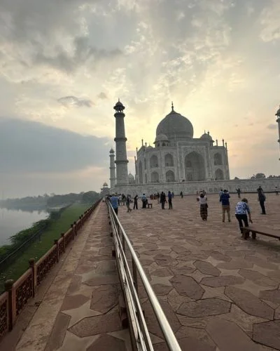 tajmahal gazing at sunrise